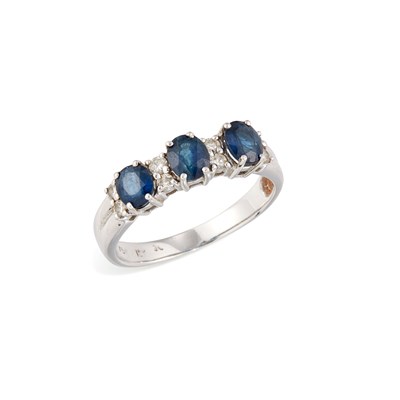 Lot 520 - A SAPPHIRE AND DIAMOND RING