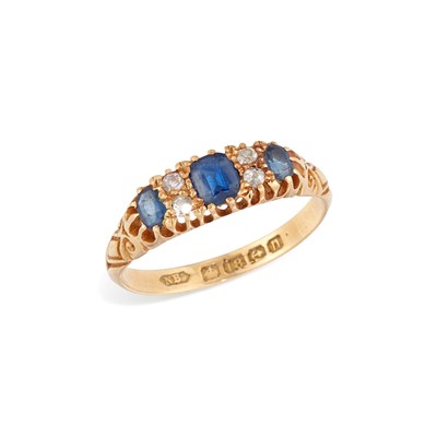 Lot 660 - AN 18 CARAT GOLD SAPPHIRE AND DIAMOND BOAT RING