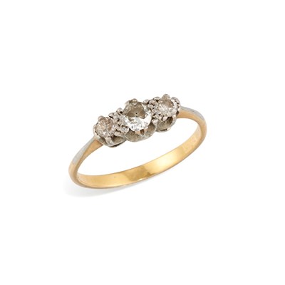 Lot 607 - A DIAMOND THREE STONE RING