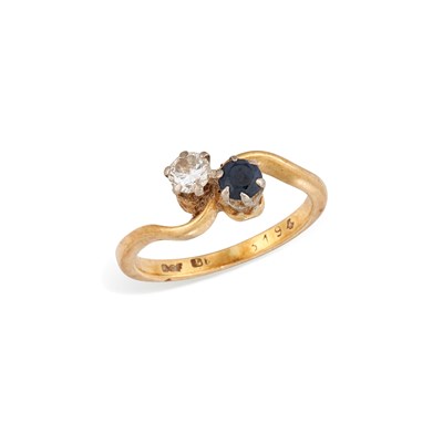 Lot 664 - AN 18 CARAT GOLD SAPPHIRE AND DIAMOND TOI ET MOI RING