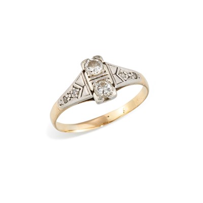 Lot 668 - A DIAMOND RING