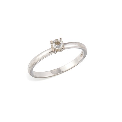 Lot 550 - AN 18 CARAT WHITE GOLD SOLITAIRE DIAMOND RING