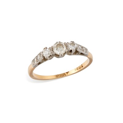 Lot 595 - A DIAMOND THREE STONE RING