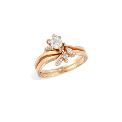 Lot 547 - A DIAMOND CLUSTER RING