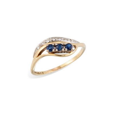 Lot 612 - AN 18 CARAT GOLD SAPPHIRE AND DIAMOND RING