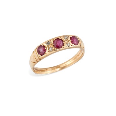 Lot 643 - A RUBY AND DIAMOND RING