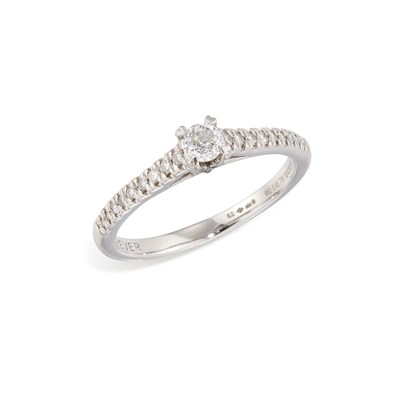 Lot 626 - A PLATINUM SOLITAIRE DIAMOND RING
