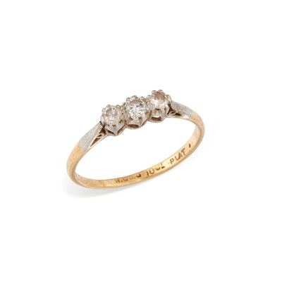 Lot 518 - A DIAMOND THREE STONE RING