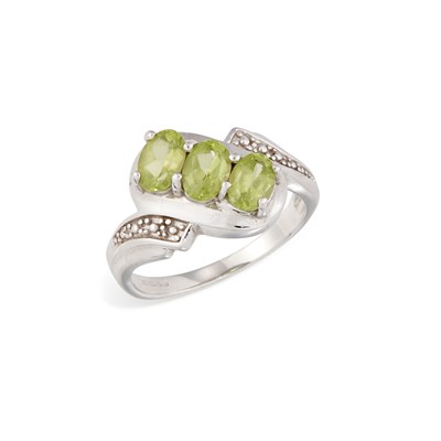 Lot 586 - A 9 CARAT WHITE GOLD PERIDOT THREE STONE RING