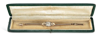 Lot 447 - A LADY'S 9CT GOLD TUDOR BRACELET WATCH