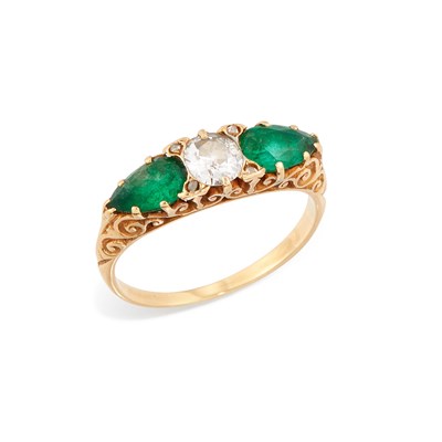 Lot 638 - AN EMERALD AND DIAMOND RING