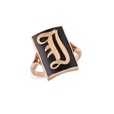 Lot 657 - AN ONYX INITIAL 'J' RING