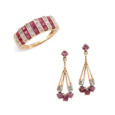 Lot 599 - A 9 CARAT GOLD RUBY AND DIAMOND RING AND PAIR OF PENDANT EARRINGS