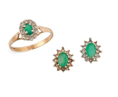 Lot 563 - A PAIR OF 9 CARAT WHITE GOLD EMERALD AND DIAMOND CLUSTER STUD EARRINGS AND A RING