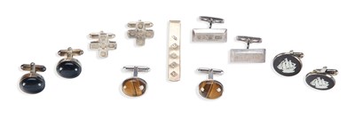 Lot 546 - A COLLECTION OF SILVER CUFFLINKS AND A SILVER TIE BAR