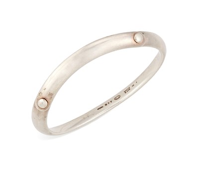 Lot 499 - VIVIANNA TORUN BULOW-HUBE FOR GEORG JENSEN, A DANISH SILVER BUTTON BANGLE