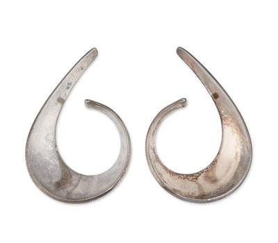 Lot 497 - TONE VIGELAND, A PAIR OF NORWEGIAN SILVER SLYNGE (SLING) CUFF EARRINGS