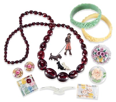 Lot 683 - A PRYSTAL CHERRY AMBER BAKELITE BEAD NECKLACE AND A COLLECTION OF EARLY PLASTIC JEWELLERY