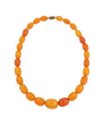 Lot 684 - A BUTTERSCOTCH AMBER BEAD NECKLACE