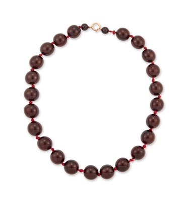Lot 677 - A CHERRY AMBER BAKELITE BEAD NECKLACE