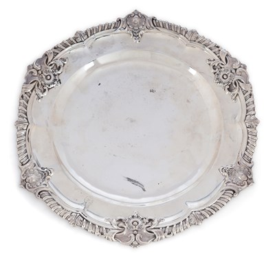 Lot 319 - A VICTORIAN SILVER DINNER PLATE