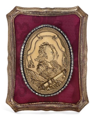 Lot 686 - A FRENCH GILT METAL AND PASTE-SET BUCKLE