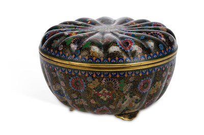Lot 430 - A JAPANESE CLOISONNÉ BOX AND COVER