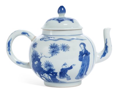 Lot 402 - A CHINESE PORCELAIN BLUE AND WHITE TEAPOT