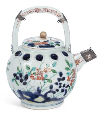 Lot 407 - A JAPANESE ARITA PORCELAIN TEAPOT AND COVER