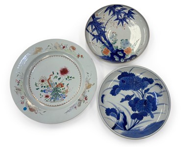 Lot 394 - A CHINESE FAMILLE ROSE PORCELAIN DISH TOGETHER WITH TWO JAPANESE PORCELAIN DISHES