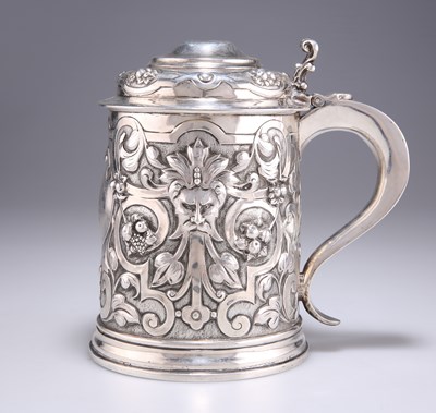 Lot 1186 - A LARGE VICTORIAN SILVER LIDDED TANKARD