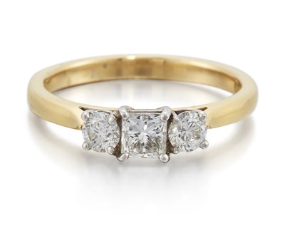 Lot 2193 - AN 18 CARAT GOLD DIAMOND THREE STONE RING