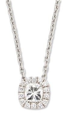 Lot 2312 - AN 18 CARAT WHITE GOLD DIAMOND CLUSTER PENDANT ON CHAIN