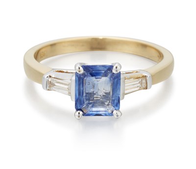 Lot 2224 - A SAPPHIRE AND DIAMOND THREE STONE RING