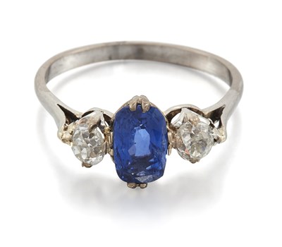 Lot 2044 - A SAPPHIRE AND DIAMOND THREE STONE RING