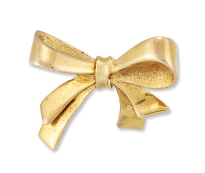 Lot 2010 - A 9 CARAT GOLD RIBBON BOW BROOCH