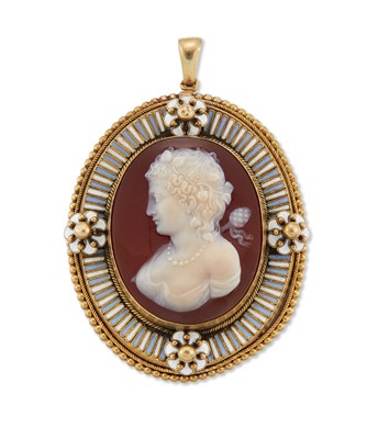 Lot 2033 - A MID-19TH CENTURY AGATE CAMEO PENDANT