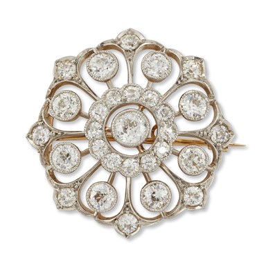 Lot 2045 - AN EARLY 20TH CENTURY DIAMOND BROOCH