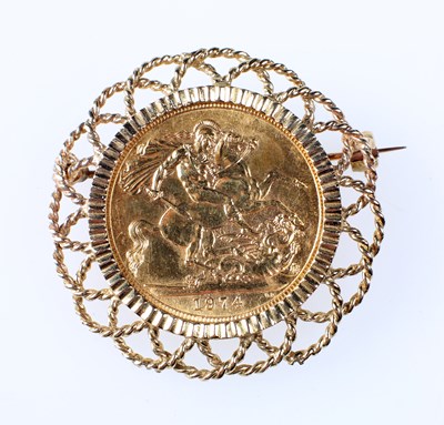 Lot 2038 - ELIZABETH II (1926-2022), 1974 SOVEREIGN LOOSE MOUNT AS A BROOCH