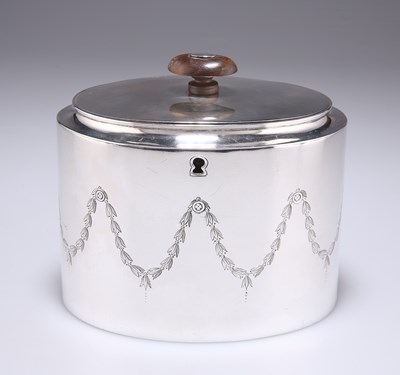 Lot 1048 - A GEORGE III SILVER TEA CADDY