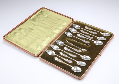 Lot 1241 - A SET OF TWELVE EDWARDIAN SILVER TEASPOONS AND A PAIR OF SUGAR TONGS