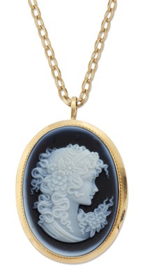 Lot 432 - A SARDONYX CAMEO PENDANT/BROOCH ON A 9 CARAT GOLD CHAIN