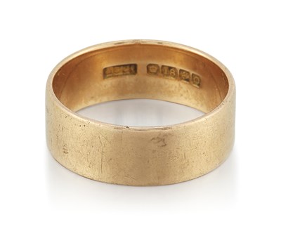 Lot 2260 - AN 18 CARAT GOLD BAND RING