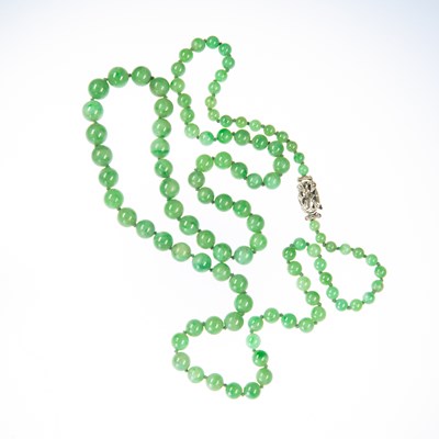Lot 2133 - A JADE BEAD NECKLACE WITH A 9 CARAT WHITE GOLD DIAMOND-SET CLASP