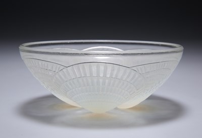 Lot 79 - RENÉ LALIQUE (FRENCH, 1860-1945), A 'COQUILLES' BOWL