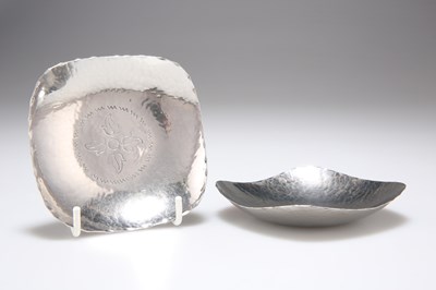 Lot 169 - A PAIR OF ARTS AND CRAFTS STYLE KESWICK DISHES