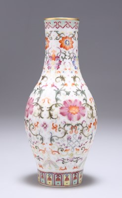 Lot 129 - A CHINESE FAMILLE ROSE VASE